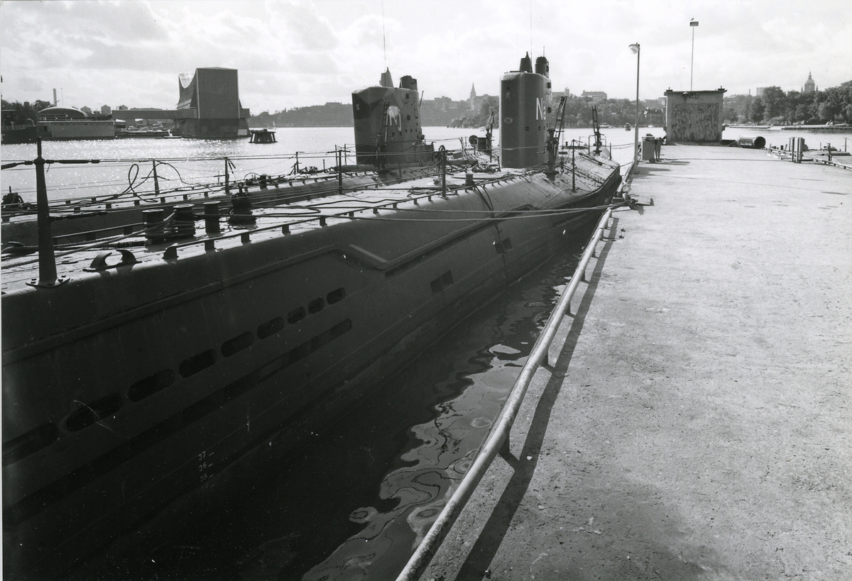 Foto visande ubåtarna "Näcken" och "Najad" vid Galärvarvet, Stockholm 1972.
T.v. i bakgrunden Wasavarvet.
