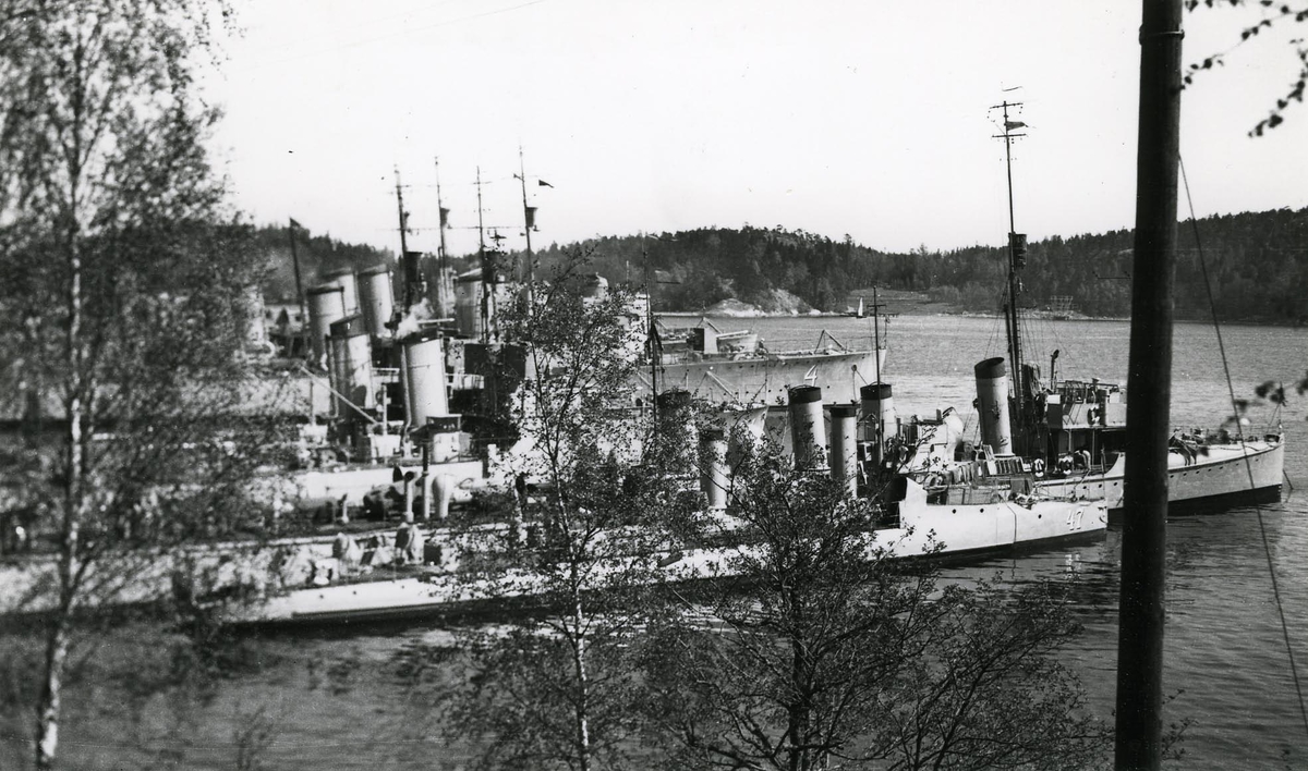 Vedettbåtar, gamla och nya jagare, torpedkryssare m.m. på Hårsfjärden troligen 1939 eller 1940.