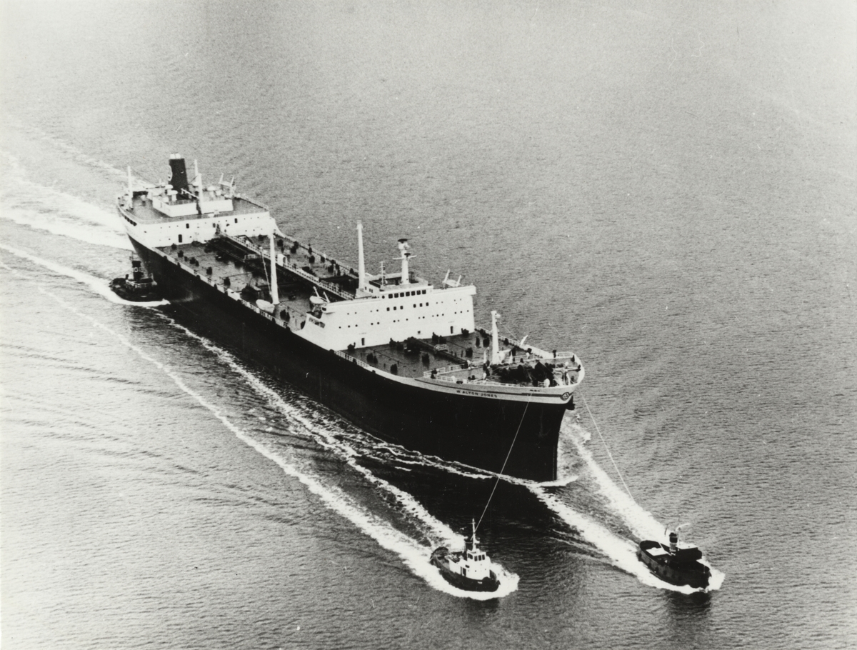 Foto visande ångturbintankfartyget "W.ALTON JONES" av Monrovia, under bogsering urt genom Byfjorden, troligen under år 1959.