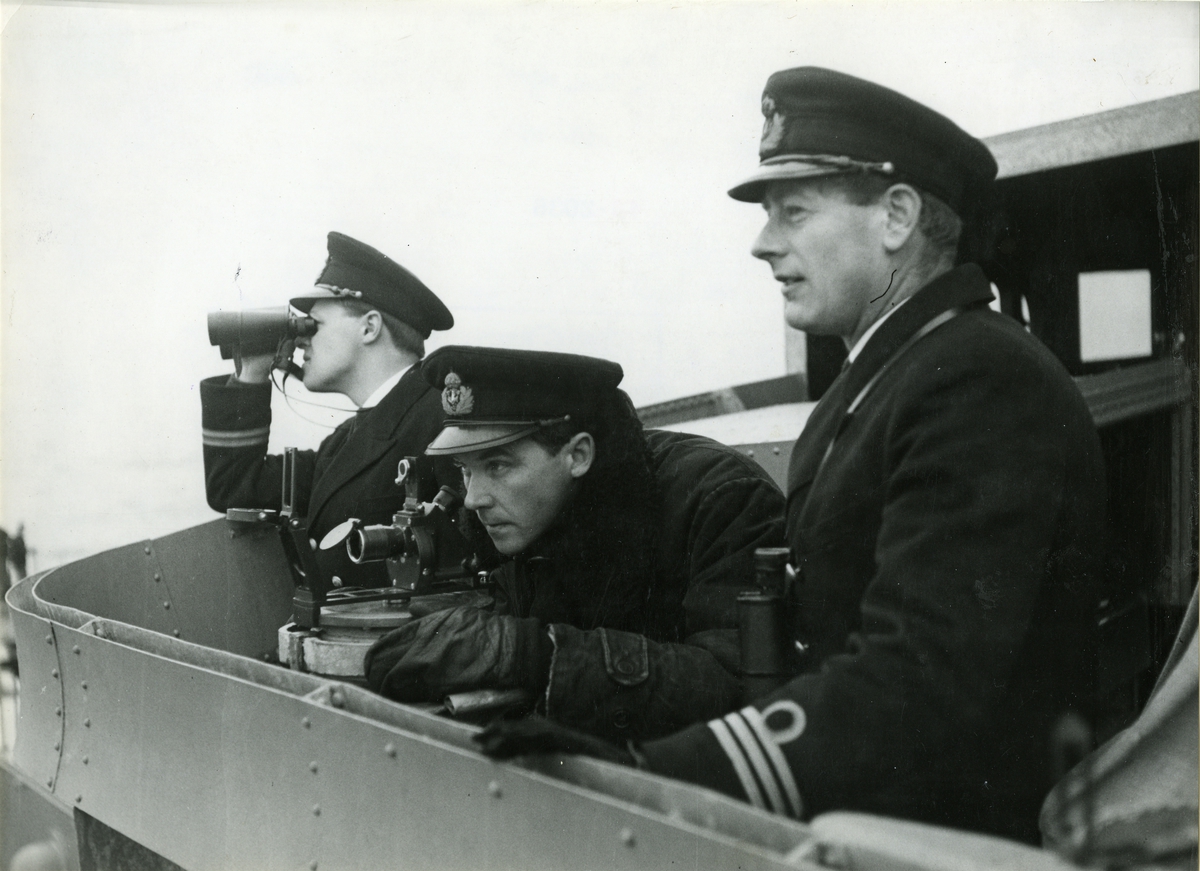 Ombord på kommandobryggan under kryssaren Göta Lejons vinterresa på Nord Atlanten, år 1947.