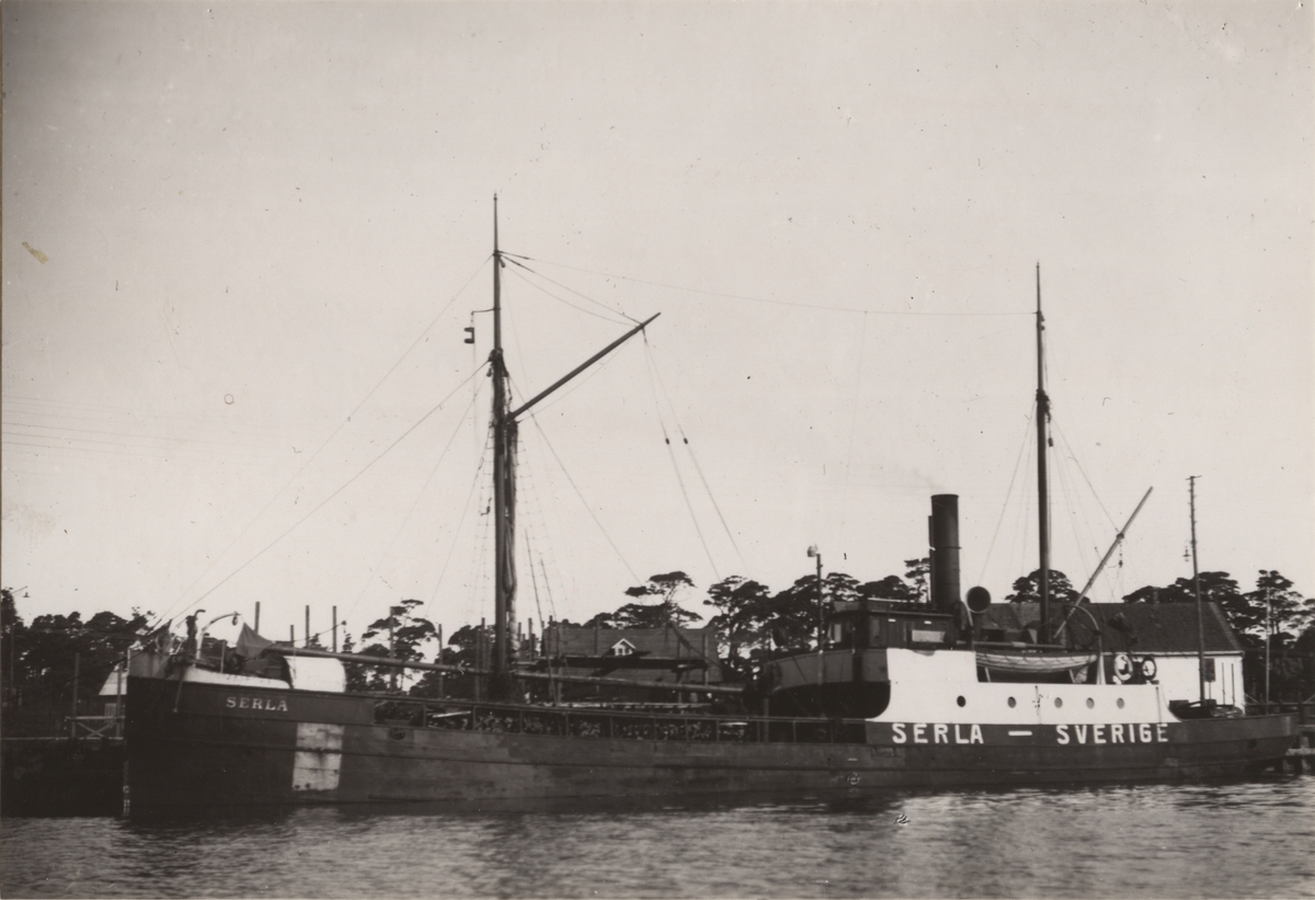 Lastångfartyget SERLA av Stockholm i Åhus hamn den 25 aug. 1918.