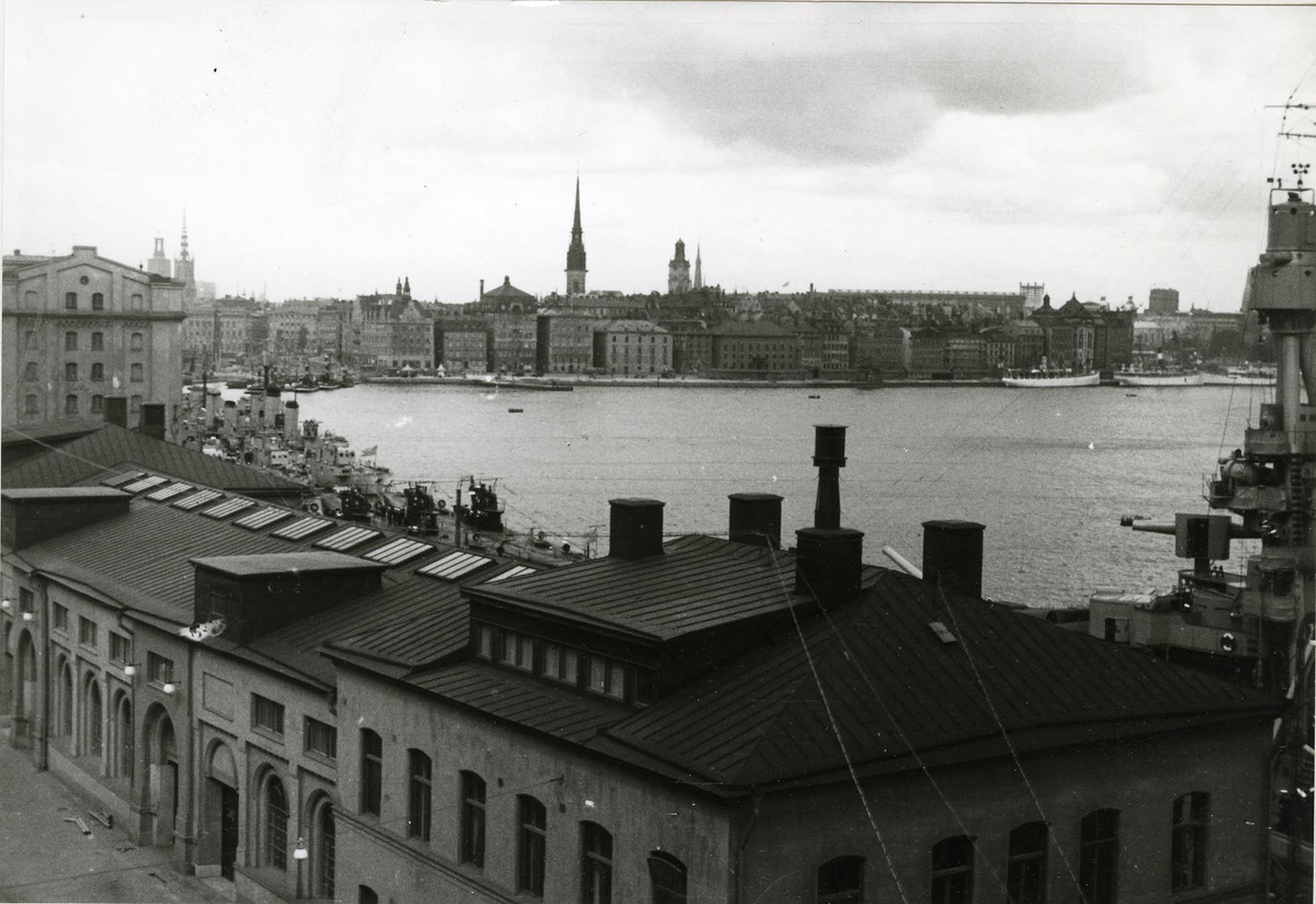 Örlogsfartyg vid Stadsgården år 1934. Pansarskeppet Sverige t h i bilden.