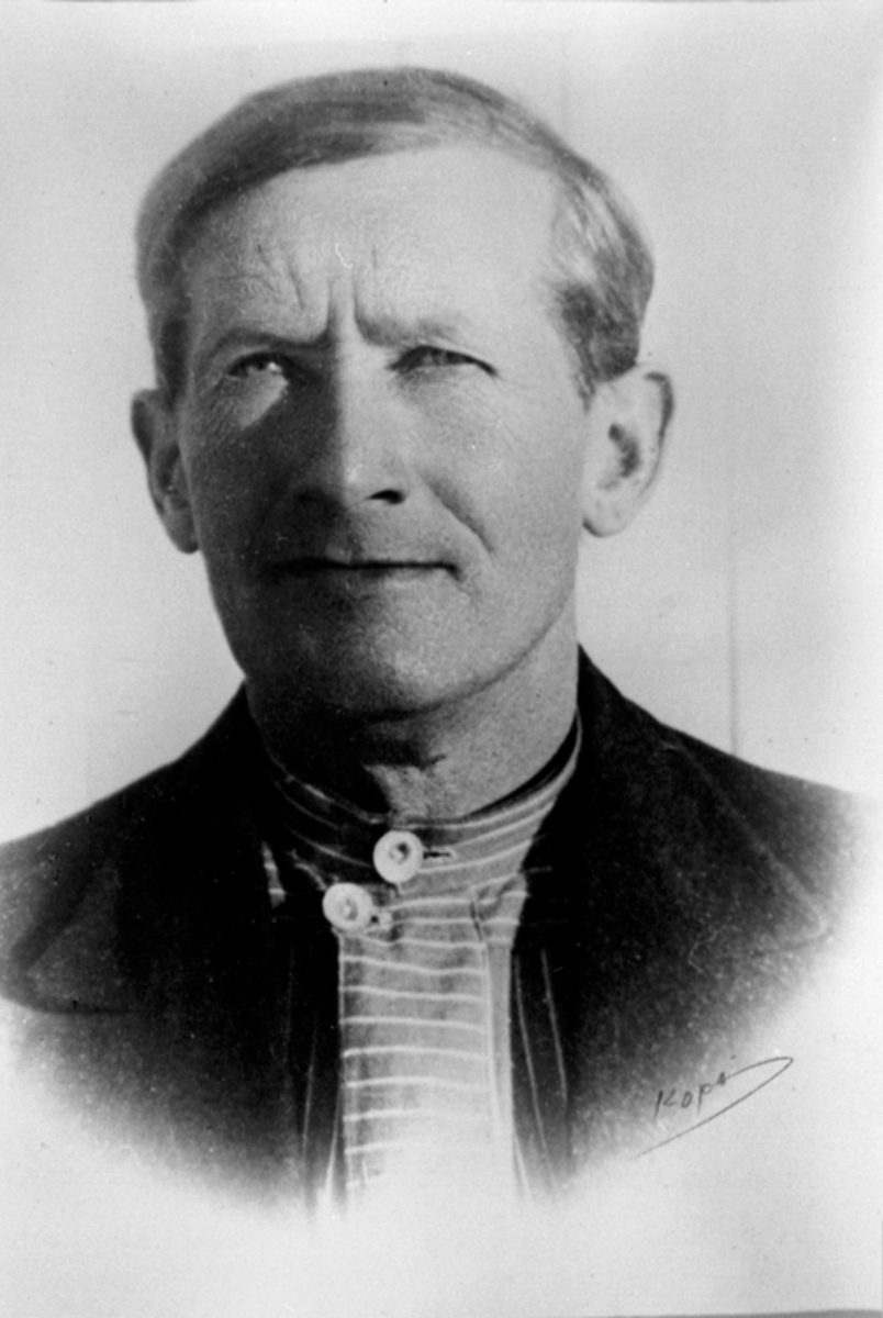 Hans Martiniussen Moen (1890-1960). Grimsrud, Helgøya.