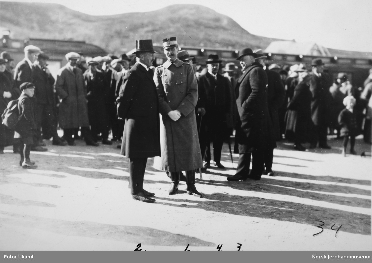 Kong Haakon med flere på Lesja stasjon ved Raumabanens åpning
