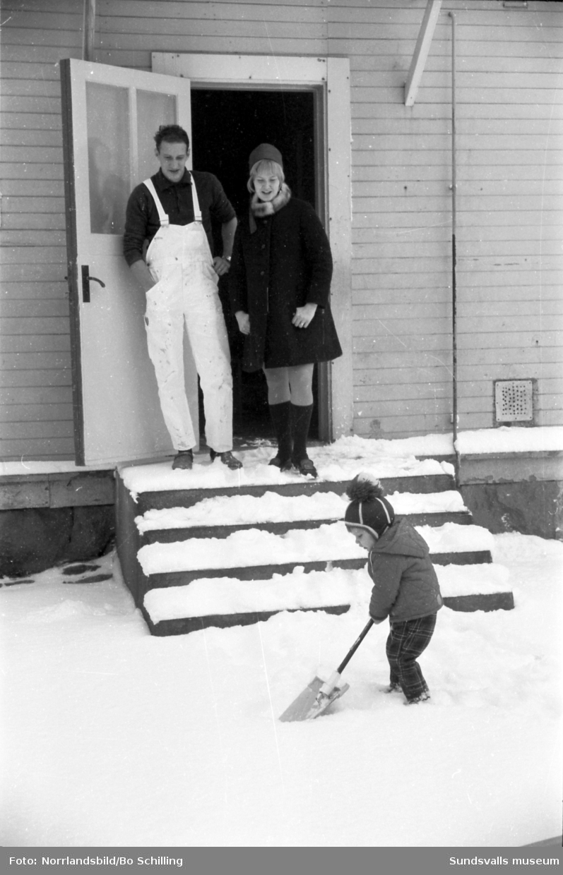 Ishockeylegendaren från Timrå, Lennart "Lill-Strimma" Svedberg med hustrun Lisbet och sonen Tomas hemma i Bergeforsen. Renoveringsjobb och snöstkottning står på programmet.