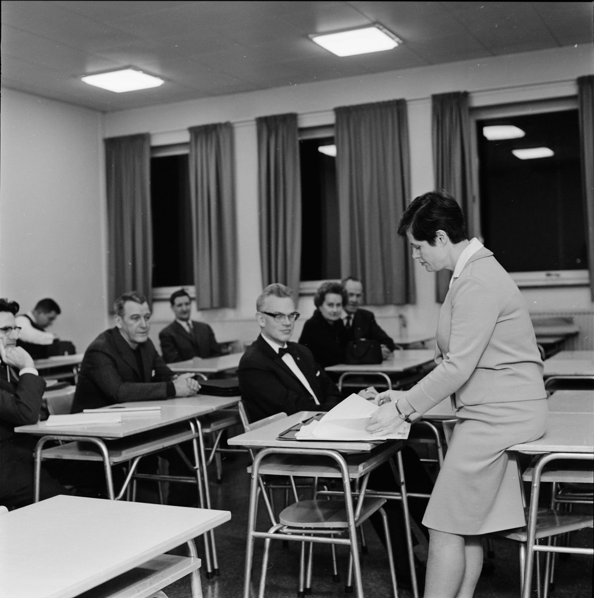 Arkitekt Ulla Campbell föreläser på kursen "Bygg fritidsstugan själv", Uppsala januari 1965
