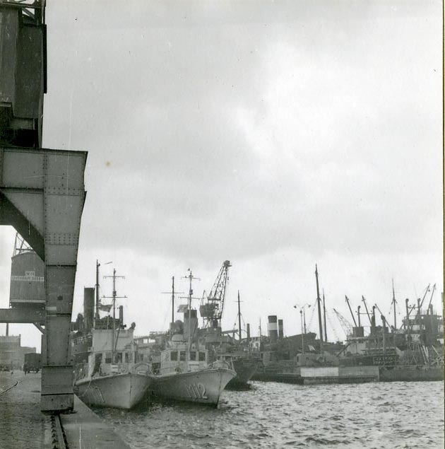Helsingborgs hamn. Lastångfartyget Hasting vid kaj, juli 1946.