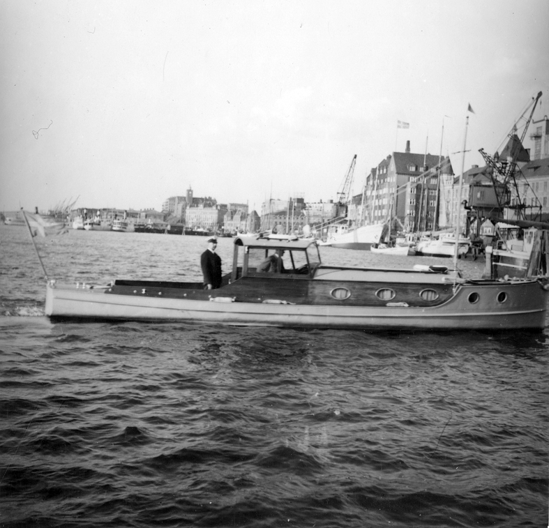 Göteborgs hamn juni 1940. Hamnpolisens patrullbåt återvänder från patrullering för att förtöjas vid kajen nedanför elverket. Fil lic Gunnar Jonssons undersökningsresa till Västkusten juni 1940.