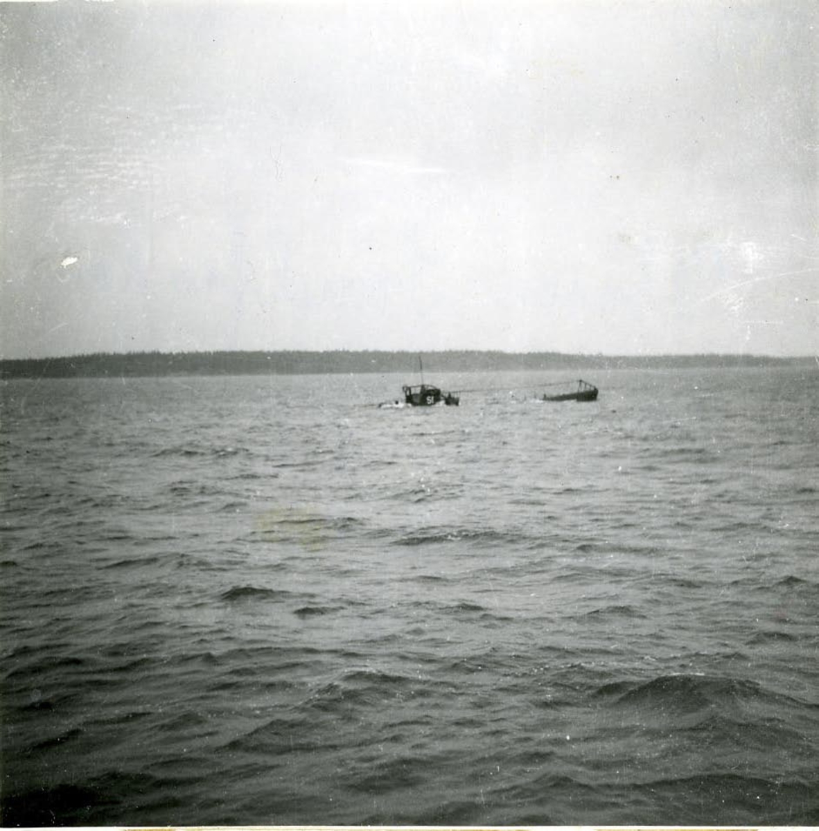 U-båten Svärdfisken:
På väg upp efter en dykning.