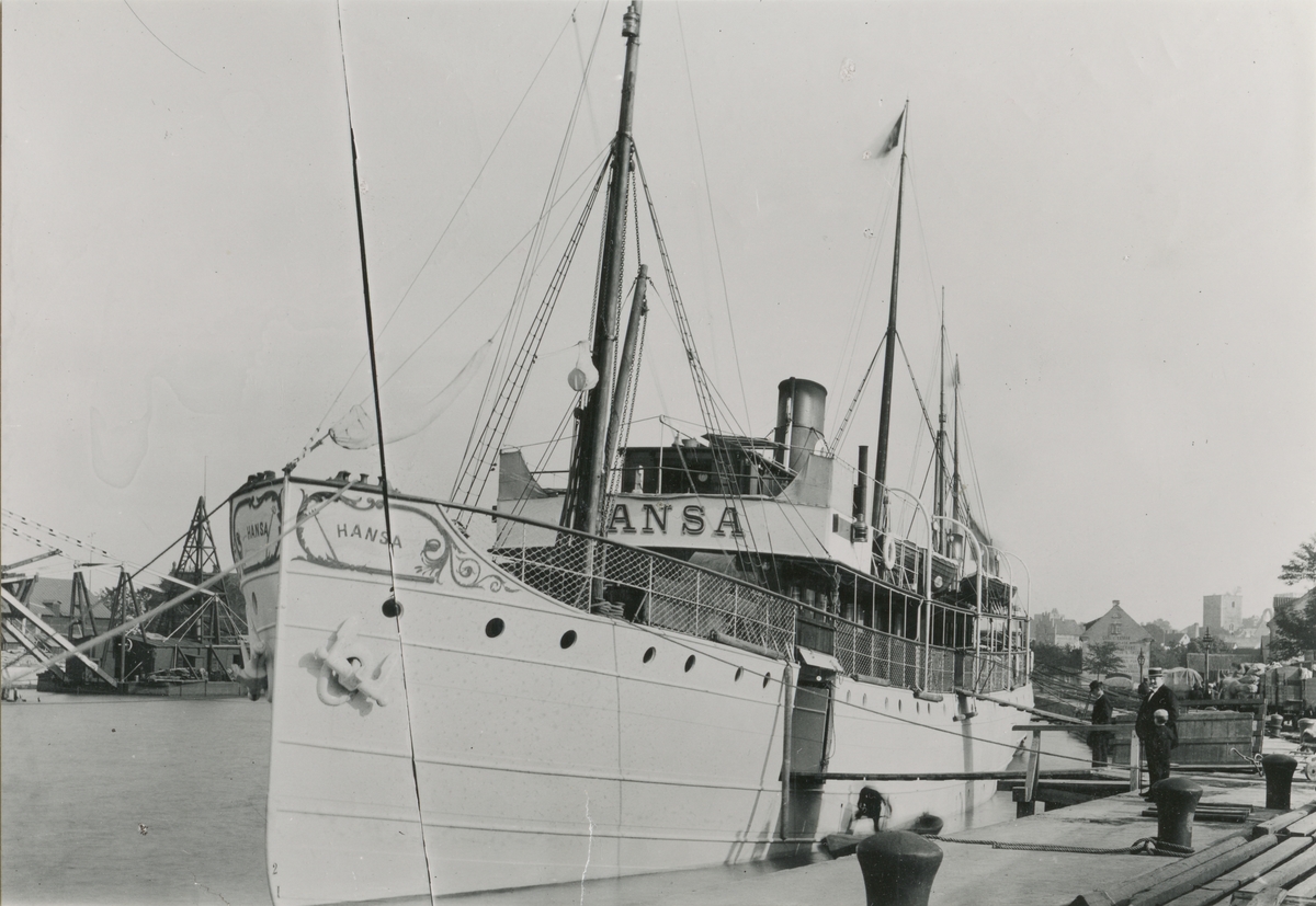 Passagerarfartyget S/S HANSA (1899) vid kaj i Visby. HANSA sänktes av en sovjetisk ubåt utanför Gotland 1944-11-24.