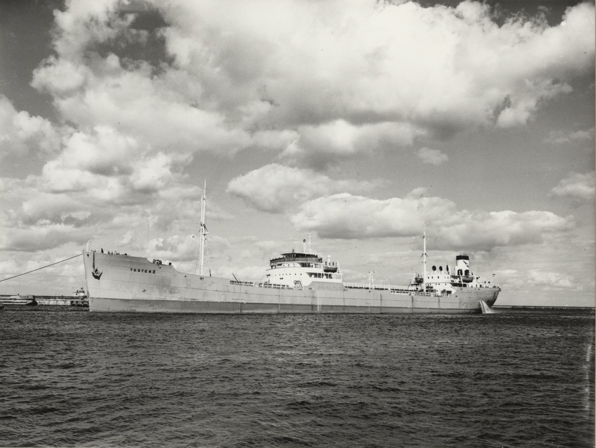 Foto i svartvitt visande tankmotorfartyget "TOSTERÖ" i Köpenhamn augusti månad 1958.