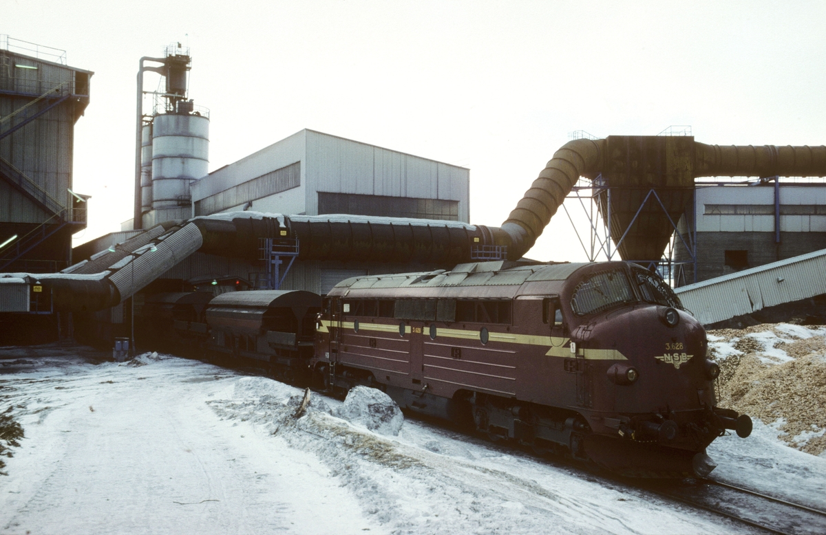 Kopperåkippen skifter på Meråker smelteverk, Kopperå. Kopperåkippen var et godstog som gikk mellom smelteverkets havn i Muruvik og Kopperå, med råvarer opp og ferdige produkter tilbake.