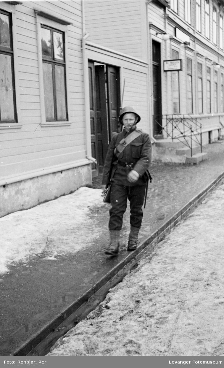 Sven Andersson på vakt i Kirkegata, Levanger