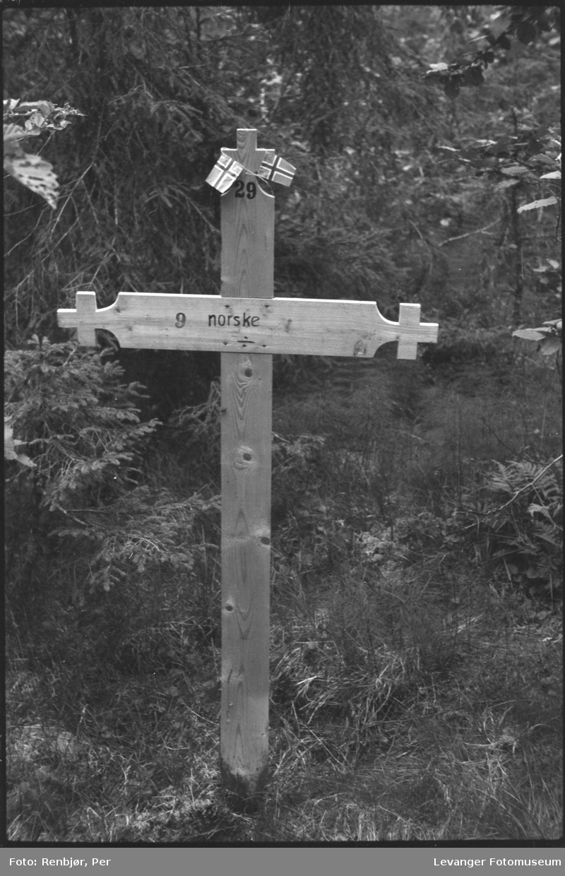Åpning av graver i krigsfangeleiren på Falstad. Imidlertidig kors satt opp på fellesgrav.