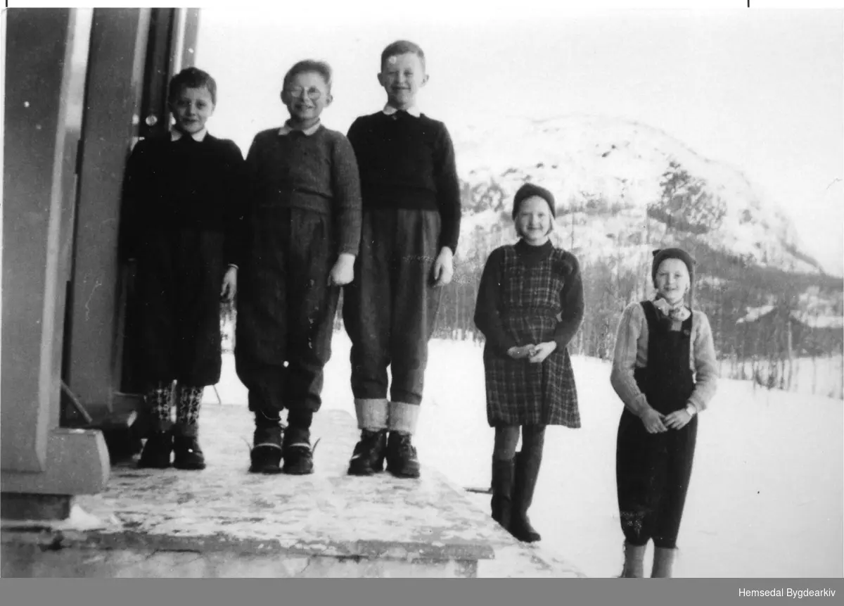 Tuv skule i Hemsedal i 195-52.
Frå venstre: Nils Berg, Hans Løvehaug, John A. Ødegård, Birgit Brandvold og Liv Løvehaug.