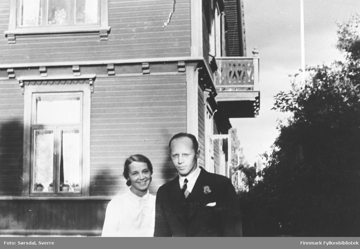 Else og Sverre Sørsdal som nygift ei 1935. De står foran Sverre Sørsdals barndomshjem i Hamar.