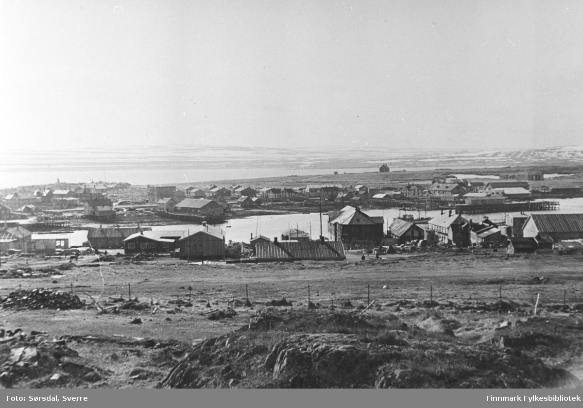 Bildet av Vardø by. Ser litt av havna og bebyggelsen.