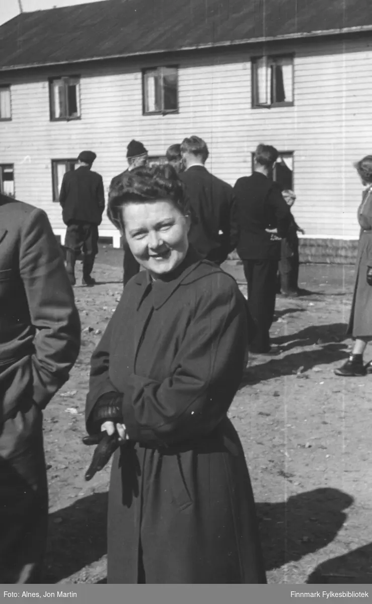 Haldis Bosch fotografert foran Messa i Øksfjord, 17. mai 1954