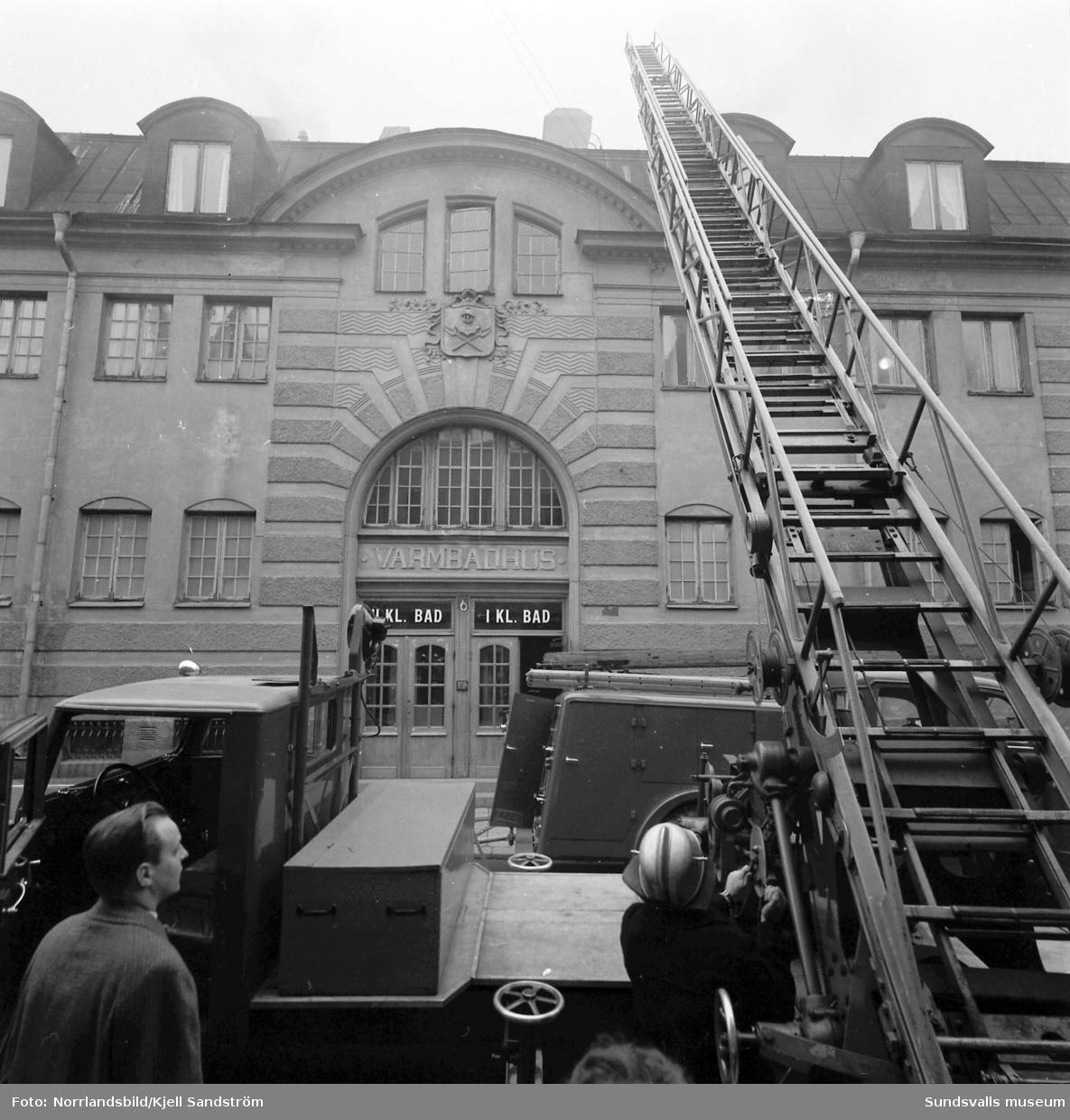 Brandkåren bekämpar en vindsbrand på gamla badhuset vid Kyrkogatan i centrala Sundsvall.