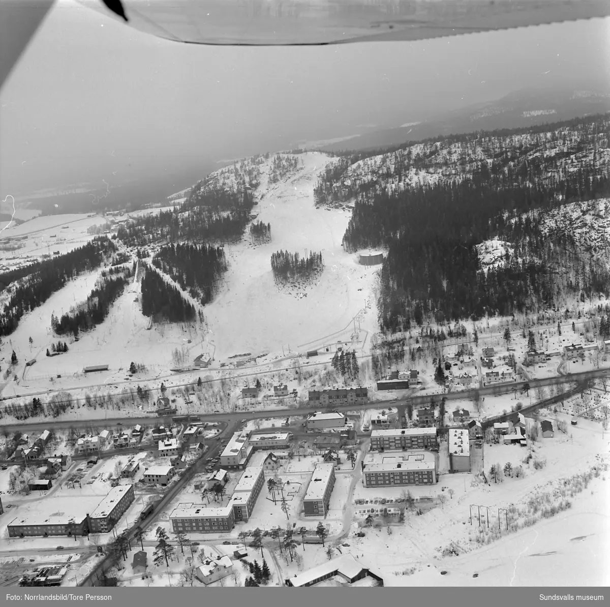 Flygfoton över Kvissleby och Nolbybacken vintertid.