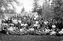 Fotografi av en stor gruppe menn som er hentet hjem med de h