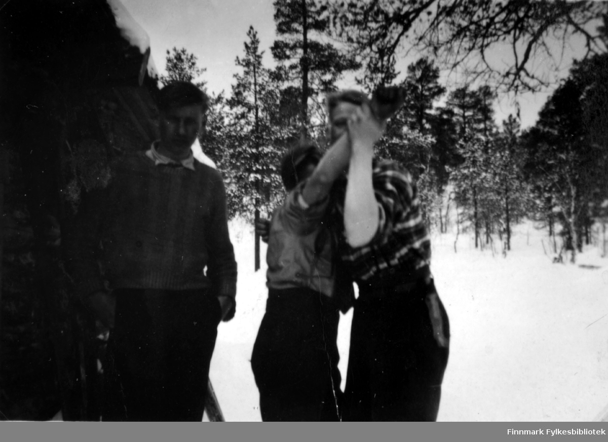 Fotografi av Abraham Randa til venstre. Johannes Randa (i midten) og  Trygve Sotkajærvi danser. Bildet er tatt ved skogskoia ved Malbekken i forbindelse med påsketur. Det ligger snø på bakken. Det er trær i bakgrunnen. Guttene har ikke ytterjakker på seg