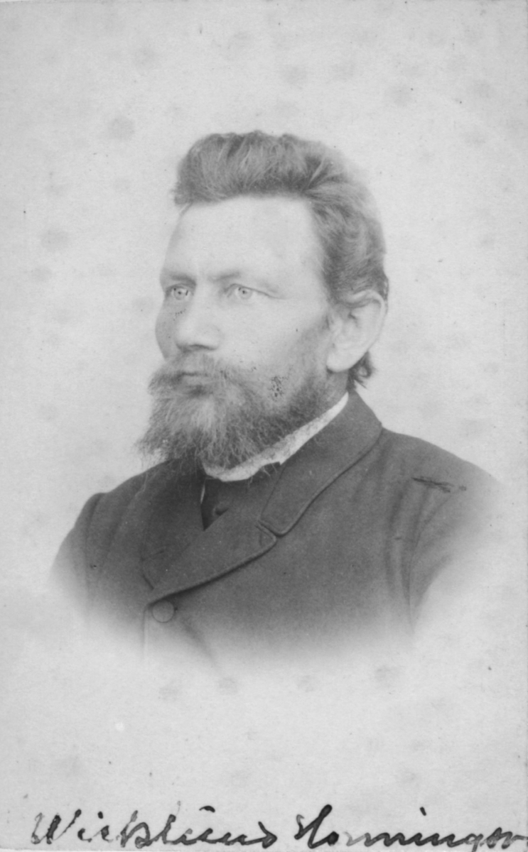 Portrett av en mann, Christian Jacobi Wicklund. Han var gift med Anna Margrethe, f. Ulich, og far til Ragna Wicklund. Wicklund var handelsbetjent, handelsfaktor og en tid bakermester i Hammerfest. Bosatt i Honningsvåg fra ca. 1887