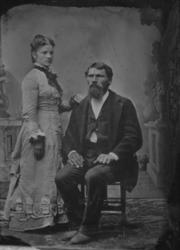 Portrett av et ukjent par, fotografert i atelier. Mannen er 