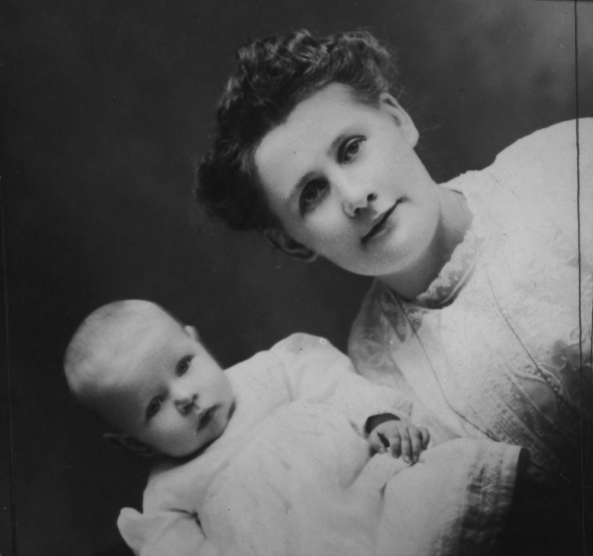 Esther Michaelsen fotografert i USA sammen med sønnen sin Alf A. Paulson, trolig i Duluth, Minnesota