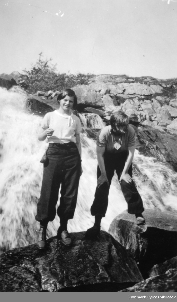 Solveig Evanger og Ella Gunnari på tur til fossen ovenfor Fosshytta i Bugøyfjord, sommeren 1934