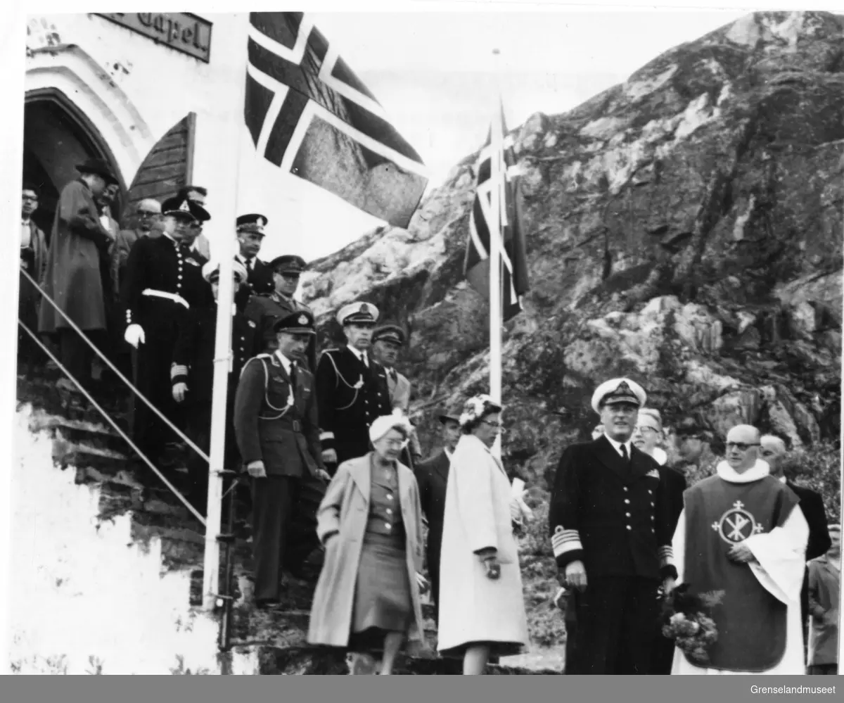 Kong Olav og Prinsesse Astrid besøker Grense Jakobselv. her forlater de Oscar den 2.s kapell.
Prost Galshiødt i forgrunnen.
28.07.1959