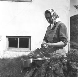 Aase Randi Jacobsen sitter utenfor foreldrenes hus og skrell