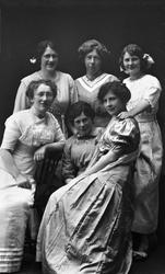 Gruppeportrett av seks kvinner.