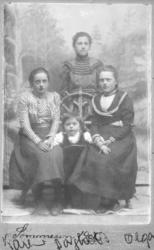 Portrett av tre unge kvinner, fra venstre: Karen Balke (sitt