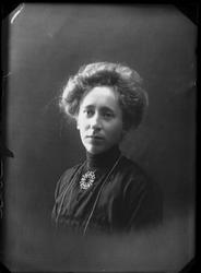 Kvinneportrett i halvfigur.