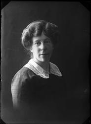 Portrett i halvfigur av Borghild Norman.