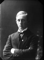 Portrett av Walter Pettersen i halvfigur.