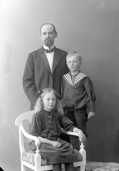 Enligt fotografens journal nr 2 1909-1915: "Holm, Postmästare, Här".