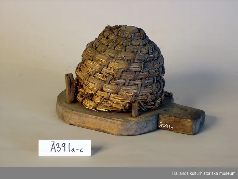 Bikupa i miniatyr, Kupa i halm med tillhörande bottenplatta och plugg i trä.