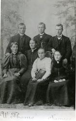 Foran fra venstre: Tine Barø, Eline Barø, Tilda Barø og Sofi