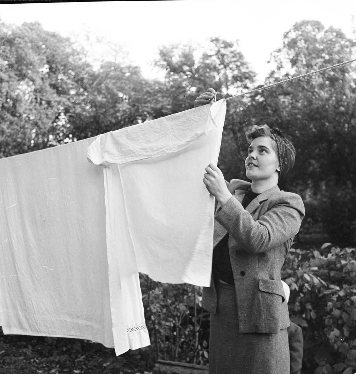 Maj-Lis Andersson hänger tvätt på tork