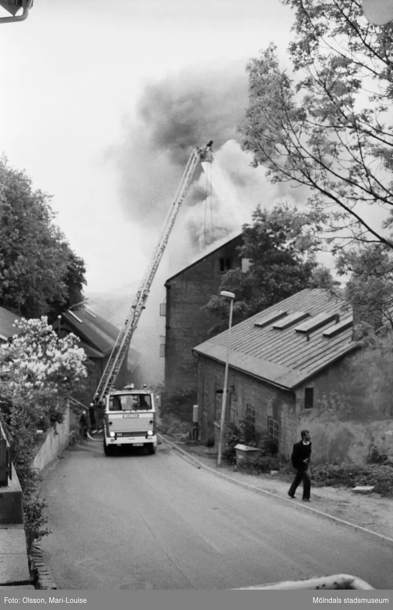 Soab-branden i Stora Götafors den 4 juni 1986. Branden bekämpas av en brandbil som står på Götaforsliden.