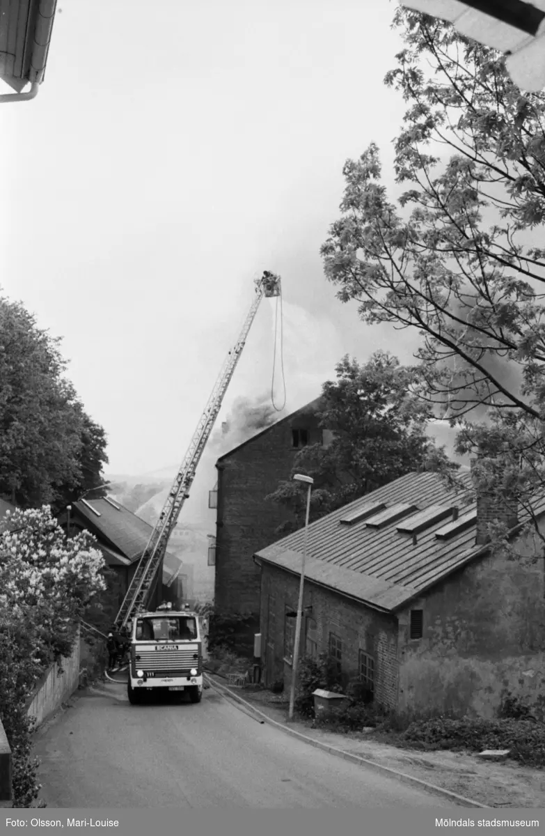 Soab-branden i Stora Götafors den 4 juni 1986. Branden bekämpas från en brandbil som står på Götaforsliden.