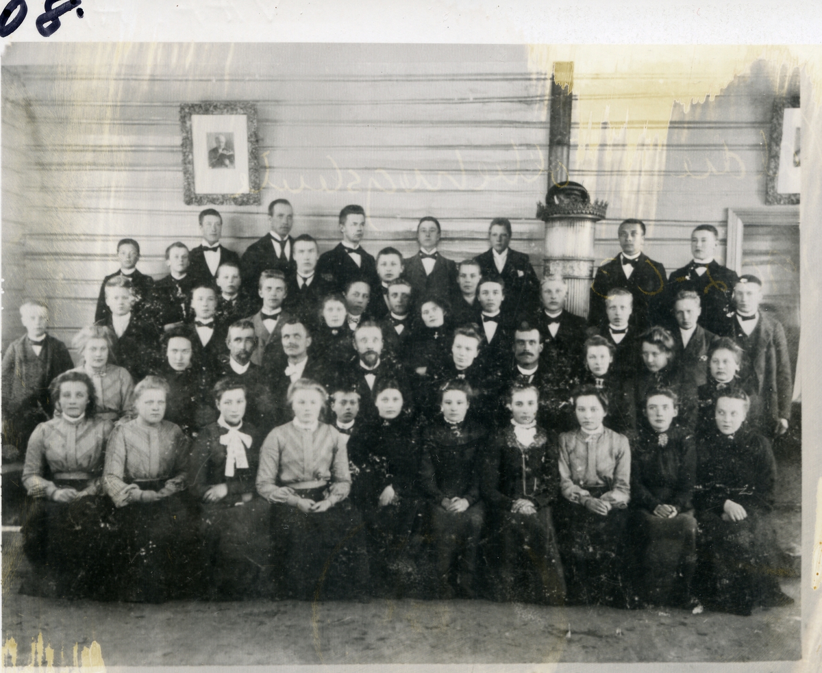 Gruppebilde av elever ved Valdres Folkehøgskule. Den gang var skolen på Løkjishuset i Vestre Slidre. 1902-1903