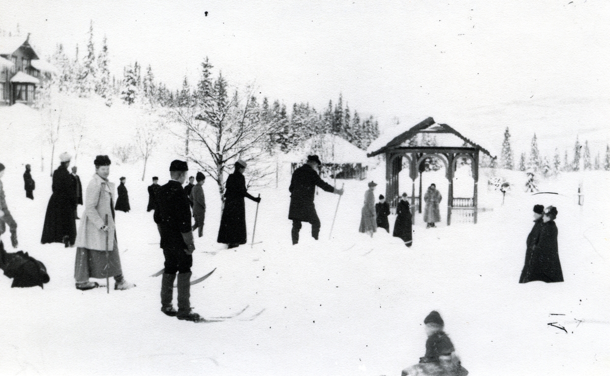 Mennesker på ski ved Tonsåsen Sanatorium