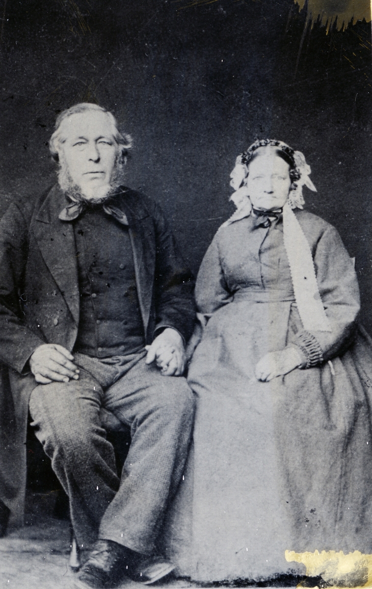Kvinne og mann sittende foran lerret. Foto tatt i slutten av 1860-åra.