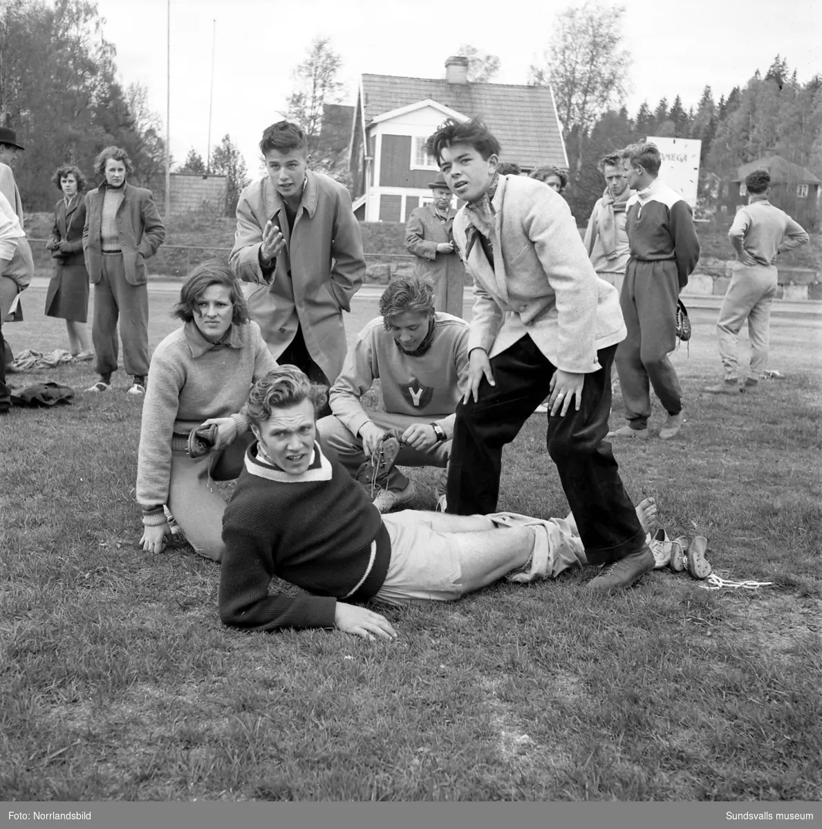 Folkskolans idrottstävling i Idrottsparken. IK Vig triumferade i tjugomannastafetten, även gruppbilder och enskilda idrottsmän/kvinnor.