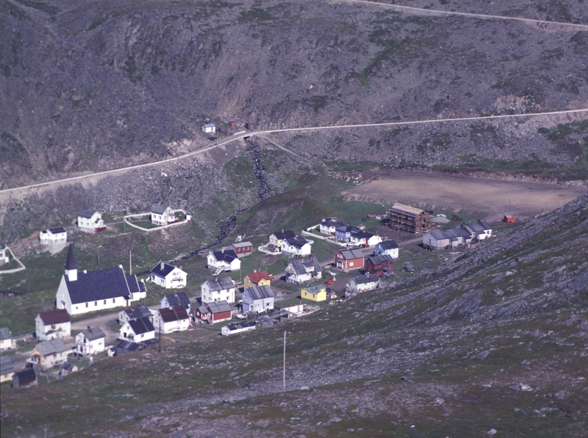 Flyfoto fra Kjøllefjord. Negativ nr. 122741.