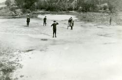 Ukjente barn på skøyter i "Øviva", Flatanger