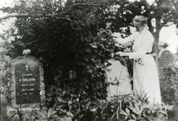 Signe Solberg på kirkegården